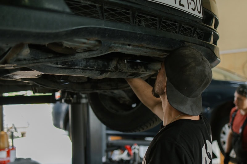 reparar el coche a tiempo